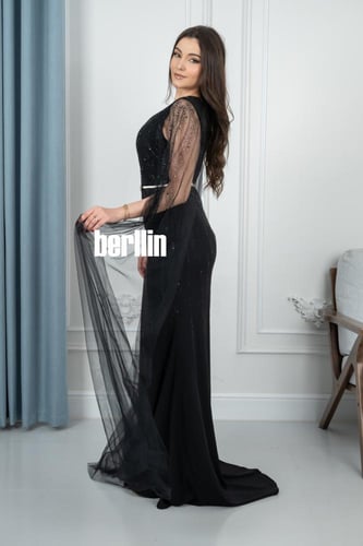 فستان سهرة أسود مزين بتطريزات براقة بقصة ضيقة تبرز...