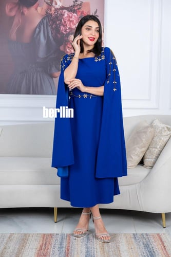 فستان أزرق بأكمام كيب مزينة بكريستال