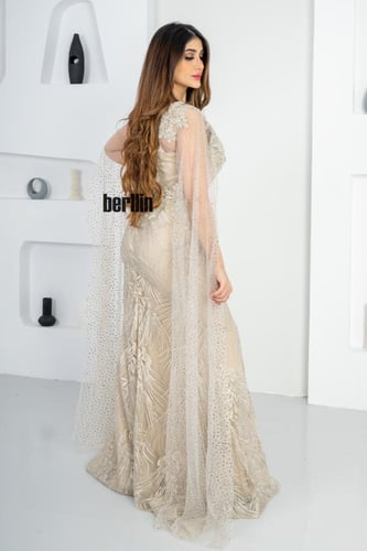 فستان سهرة ماكسي ضيق مطرز بأكمام كيب بيج فاتح