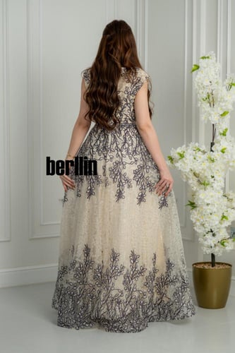 فستان سهرة طويل بيج بتطريز أغصان داكنة ولمعة ساحرة