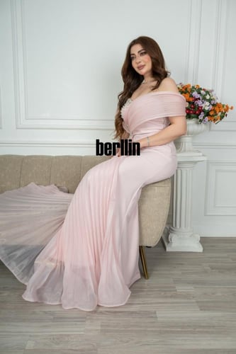 فستان سهرة طويل اوف شولدر بلمعة الكريستال لون زهري