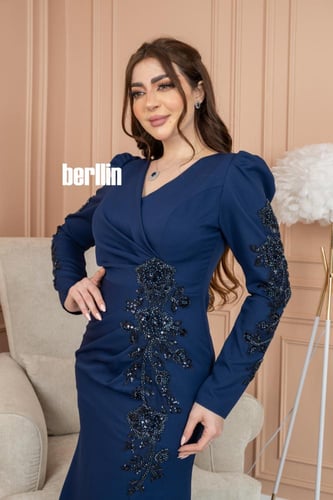 فستان سهرة مميز بالخرز ومطرز بالفصوص على الخصر وال...