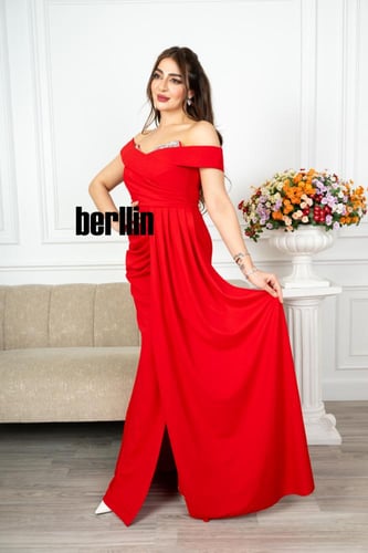 فستان أنيق بتفاصيل الفصوص اللامعة لون احمر