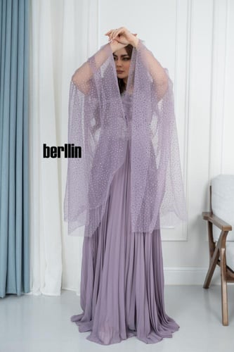 فستان سهرة مميز بتطريز وبأكمام كيب تل لون موف