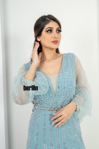 فستان سهره مطرز بأكمام بف لون سماوي