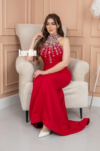 فستان سهرة بياقة هالتر كريستاليه لون احمر