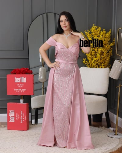 فستان سهره مطرز بتصميم ذيل لون زهري