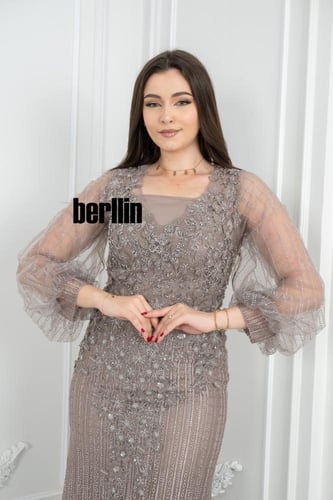 فستان سهرة أنيق لحمي غامق مطرز مع أكمام شفافة منفو...