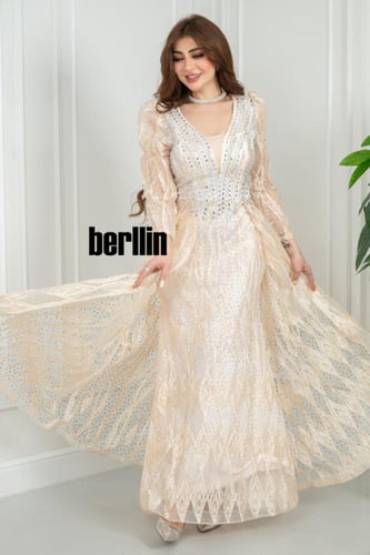 فستان سهره شامبانيا مطرز بنقوش براقة وتول مفتوحة