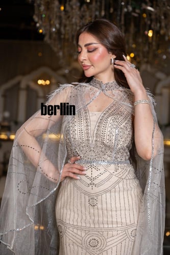 فستان سهرة ضوء اللؤلؤ بكاب ملكي وتطريز خرزي فاخر