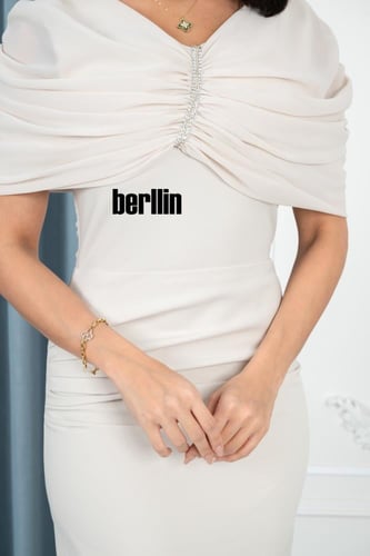 فستان أوف وايت أنيق بكاب فخم وتفاصيل براقة