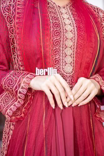 جلابية قطعتين بتطريز ذهبي على الاطراف لون عودي