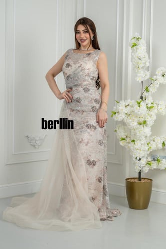 فستان سهرة طويل مرميد شامبين مطرز بأزهار روز وفضة