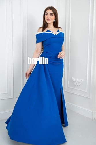 فستان أزرق بأكتاف مكشوفة ولمسة بيضاء بتصميم شق أما...