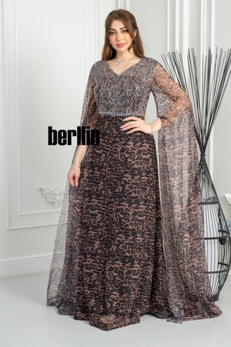 فستان سهرة بنقشة فهد مطرّز بتفاصيل فاخرة وأكمام شف...