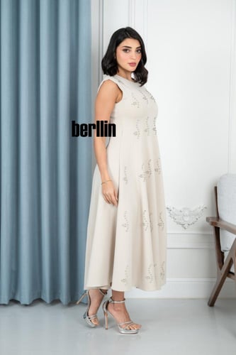 فستان أوف وايت أنيق بتصميم واسع وتطريز فاخر