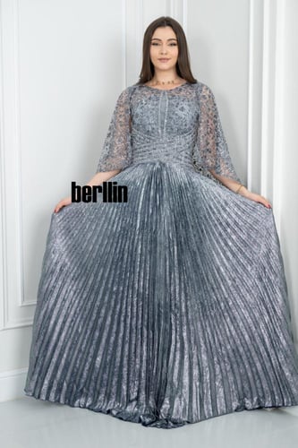 فستان سهرة رمادي بتصميم مزين بكاب دانتيل أنيق وطيا...