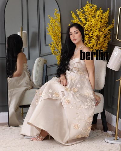 فستان توب بيج مزين بالورد البارز الفانلي الفخم