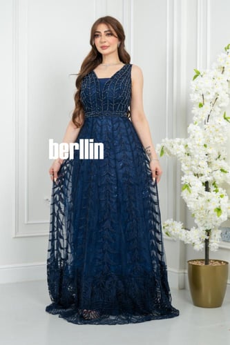 فستان سهرة كحلي مطرز بنقوش أوراق لامعة بدون أكمام