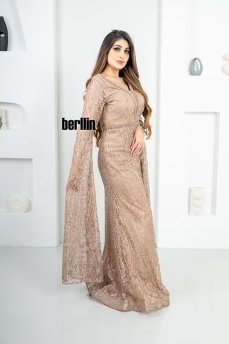 فستان سهره طويل بأكمام كيب مطرز ومزين بالفصوص