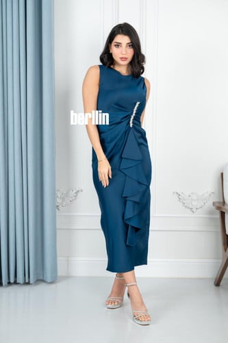 فستان أزرق أنيق بقصة ضيقة وكشكش جانبي فخم