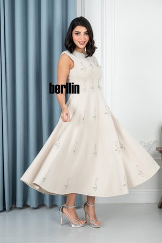 فستان أوف وايت أنيق بتصميم واسع وتطريز فاخر