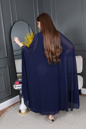 جلابية فاخرة بتصميم فضفاض مزينة بتطريزات خرزية ذهب...