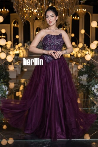 فستان سهرة طويل عنابي مطرز بالكريستال مع كورسيه أن...