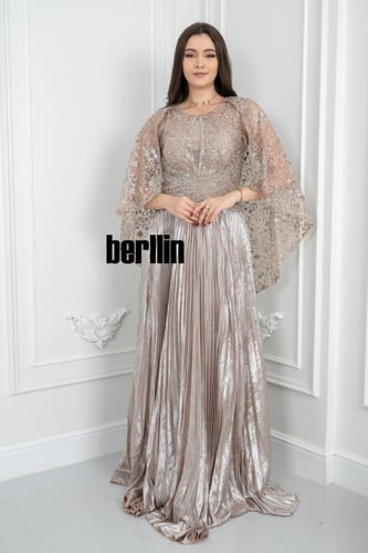 فستان سهرة ذهبي بتصميم مزين بكاب دانتيل أنيق وطيات...