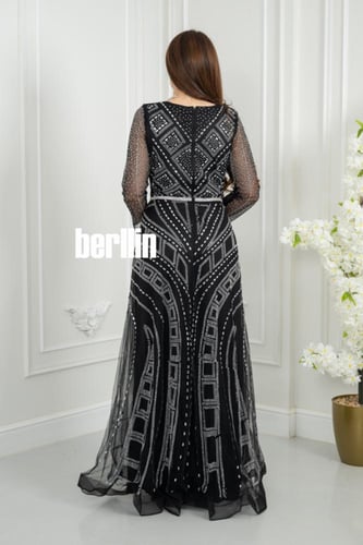 فستان سهره اسود مطرز بنمط هندسي وأكمام شفافة