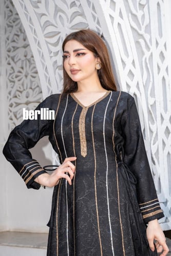 جلابية سوداء أنيقة بخطوط ذهبية فاخرة