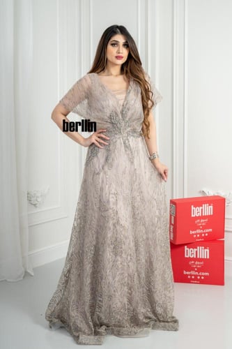 فستان سهرة درابية مزين بالفصوص والخرز لون بيج