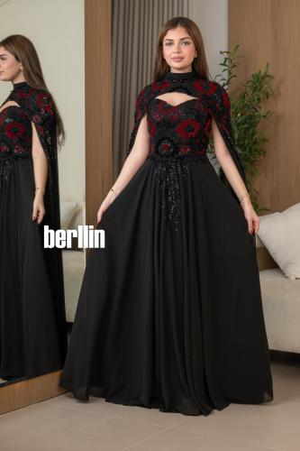 فستان سهرة أسود طويل بورد أحمر وكاب ملكي فاخر