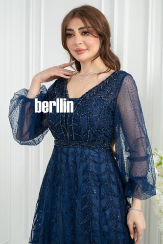 فستان سهرة كحلي براق بأكمام جرس وتطريز أوراق