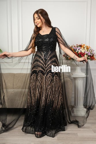 فستان سهرة مزين بالترتر بأكمام كيب شفاف لون اسود