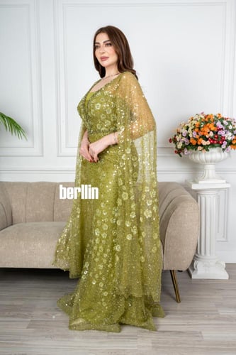 فستان سهرة ماكسي ضيق مطرز بأكمام كيب كموني