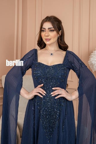 فستان سهرة لامع مزين بشك بأكمام كيب لون كحلي