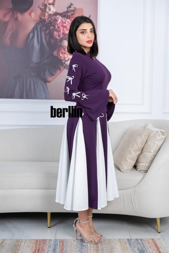 فستان أنيق بلون بنفسجي ملكي مع لمسات ربطات بيضاء