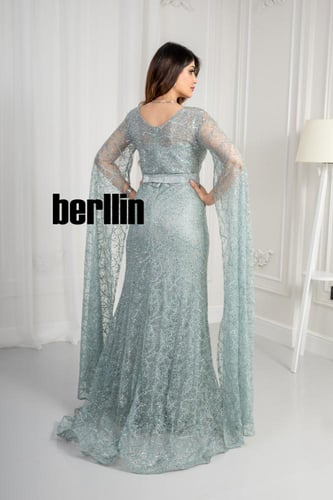 فستان سهرة مزين بالفصوص بأكمام كيب لون تيفاني فاتح