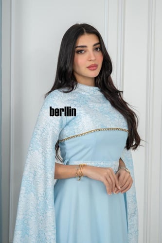 فستان ميدي بأكمام كيب مطرز لون سماوي