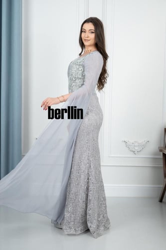 فستان سهرة طويل بأكمام كيب مطرز ومزين بالفصوص لون...