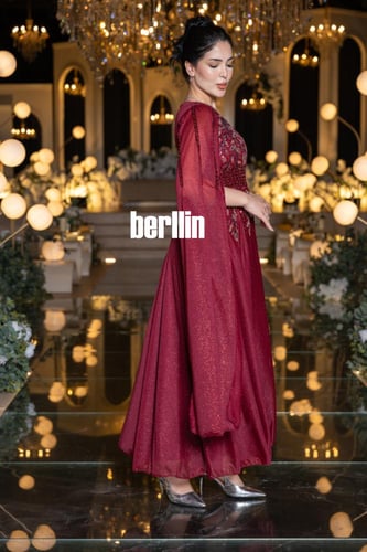 فستان سهرة طويل أحمر براق مطرز بتصميم أنيق مع أكما...