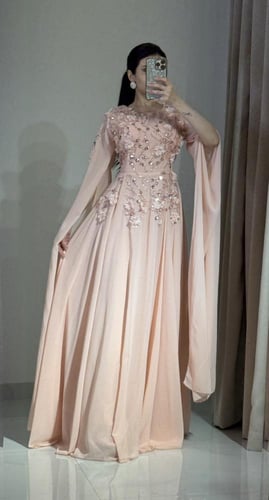 فستان سهره زهري مطرز بأكمام كاب مفتوحة