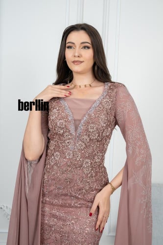 فستان سهرة طويل بأكمام كيب مطرز ومزين بالفصوص لون...