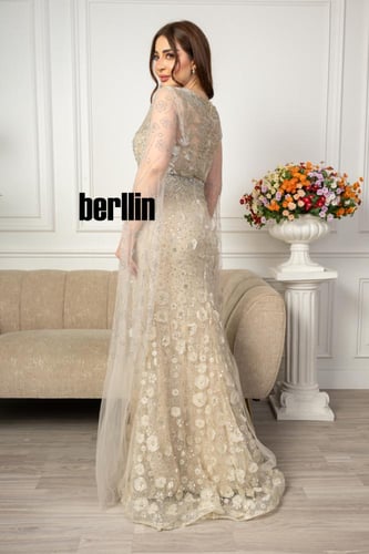 فستان سهرة ماكسي ضيق مطرز بأكمام كيب بيج