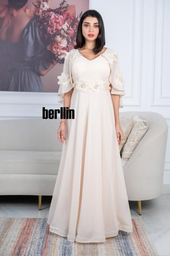 فستان أنيق بيج بتصميم طويل مزين بتطريزات على الأكم...