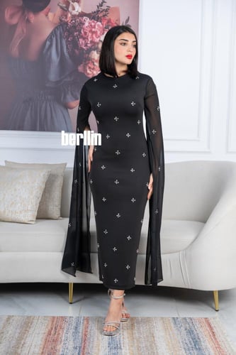 فستان أسود ماسك أنيق بتطريزات فاخرة وأكمام كاب شفا...