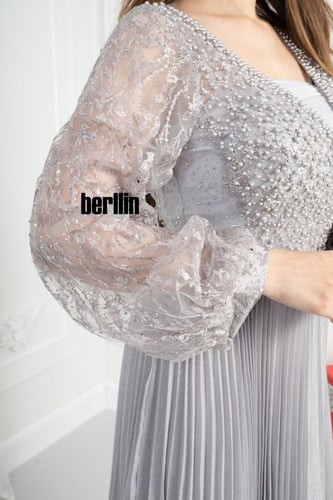 فستان سهرة طويل بليسية مزين بالؤلؤ لون رصاصي