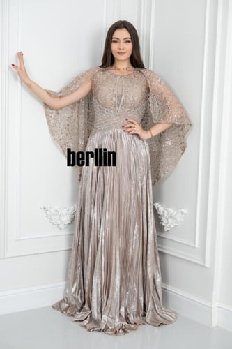 فستان سهرة ذهبي بتصميم مزين بكاب دانتيل أنيق وطيات...