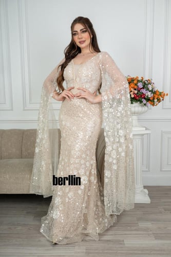 فستان سهرة ماكسي ضيق مطرز بأكمام كيب بيج